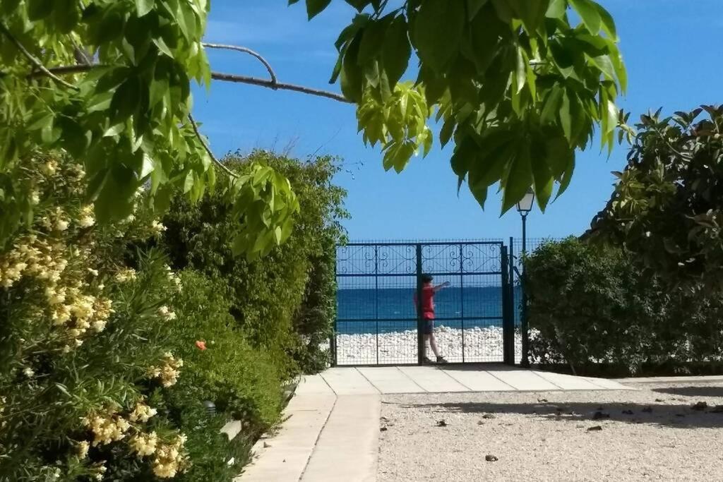 דירות אלתיאה Beachfront Apt! Ac - Pool - Parking מראה חיצוני תמונה
